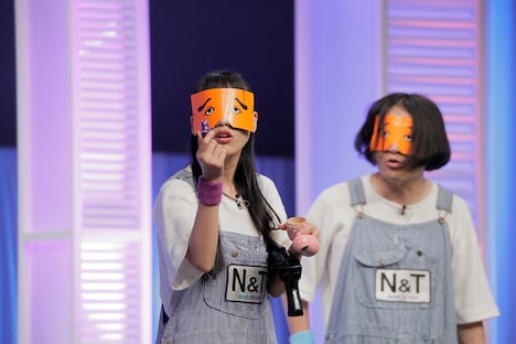 ももいろクローバーZのグッズ「ももクロChanマトリョーシカ」で紫のマトリョーシカが小さかったことに憤る高城れに（左）。（撮影：塚田亮平）