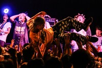 フロアにダイブする山ちゃん（Vo, B, Key）。（Photo by yuka jonishi）