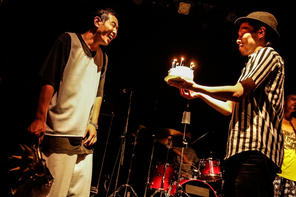 バースデーケーキのプレゼントに笑みを浮かべるワトソン（Vo, Dr）。（Photo by yuka jonishi）