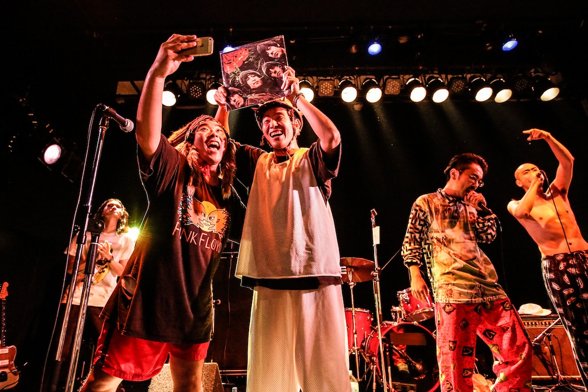 記念撮影を行う先輩（Vo, Key）とワトソン（Vo, Dr）。（Photo by yuka jonishi）