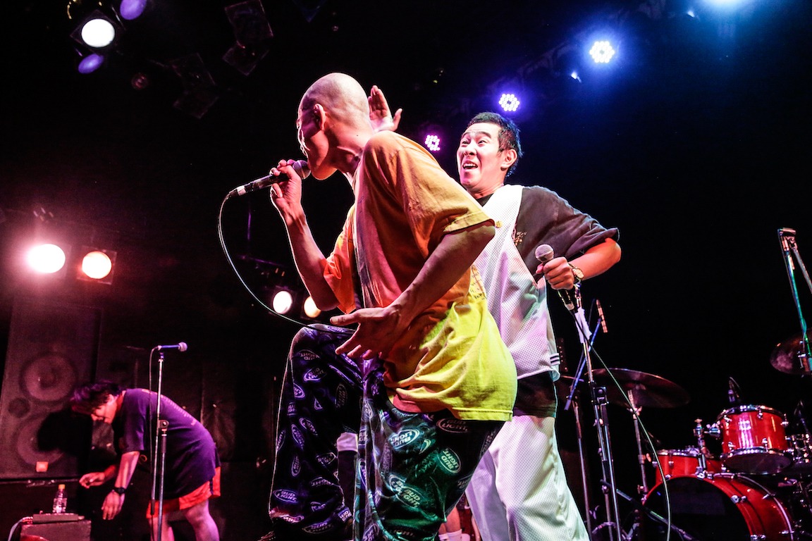 山ちゃん（Vo, B, Key）の頭を叩くワトソン（Vo, Dr）。（Photo by yuka jonishi）