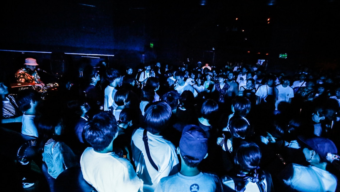 フロアでライブを行う徳利。（Photo by yuka jonishi）