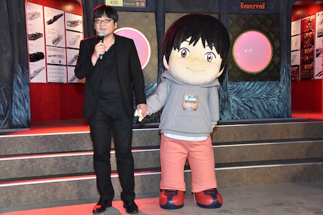 くんちゃんと手をつないで登場した細田守。