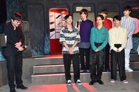 細田守（左）に熱い思いを伝えるリョウガ（左から3番目）。