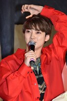 身振りを交えて“黒い新幹線”の魅力を説明するユーキ。