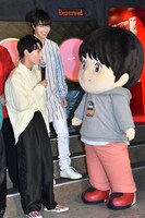 くんちゃん（右）に凝視されるユースケ（左）と、2人を見守るタカシ（奥）。