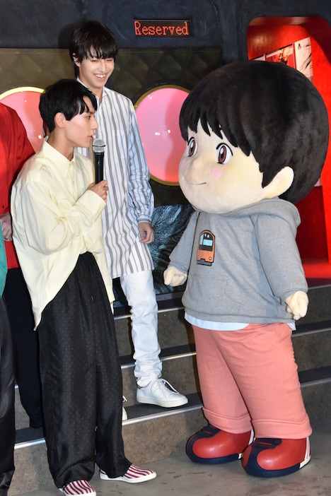 くんちゃん（右）に凝視されるユースケ（左）と、2人を見守るタカシ（奥）。