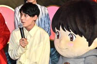 くんちゃん（右）に詰め寄られるユースケ（左）。