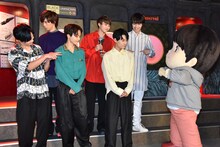 くんちゃんとコミュニケーションをとる超特急メンバーと、細田守監督のほうを見つめるリョウガ（左から2番目）。