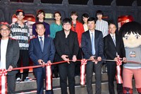 テープカットの様子。