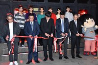 テープカットの様子。