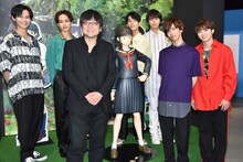 超特急と細田守監督（左から3番目）。