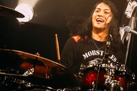 もりもともと（Dr, Cho / ヤバイTシャツ屋さん）（撮影：西槇太一）