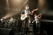 人気画像8位は「フレデリック、オンリーワンの先輩UNISON SQUARE GARDENに捧げた情熱の対バン」より、UNISON SQUARE GARDEN。（Photo by Viola Kam[V'z Twinkle]）