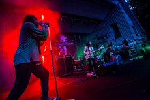 上原梅弦と共に「REAL SIGN」を演奏するG-FREAK FACTORY。（Photo by HayachiN）