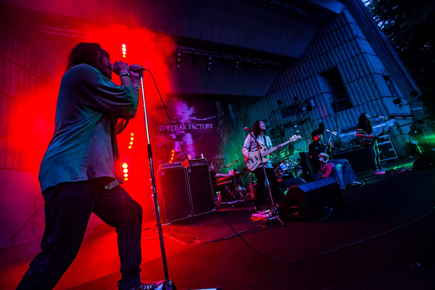 上原梅弦と共に「REAL SIGN」を演奏するG-FREAK FACTORY。（Photo by HayachiN）