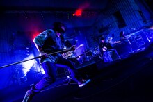 上原梅弦と共に「REAL SIGN」を演奏するG-FREAK FACTORY。（Photo by HayachiN）