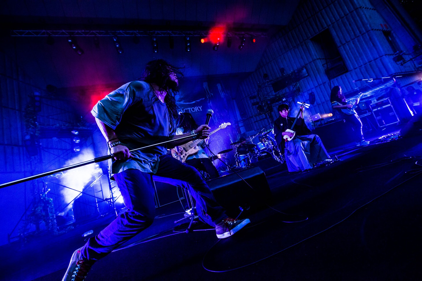 上原梅弦と共に「REAL SIGN」を演奏するG-FREAK FACTORY。（Photo by HayachiN）