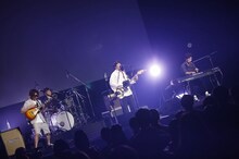 sumikaによる「君の膵臓をたべたい」完成披露試写会スペシャルライブの様子。