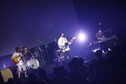 sumikaによる「君の膵臓をたべたい」完成披露試写会スペシャルライブの様子。