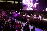 「2018 Comic-Con International」の野外ライブに出演するthe pillows。