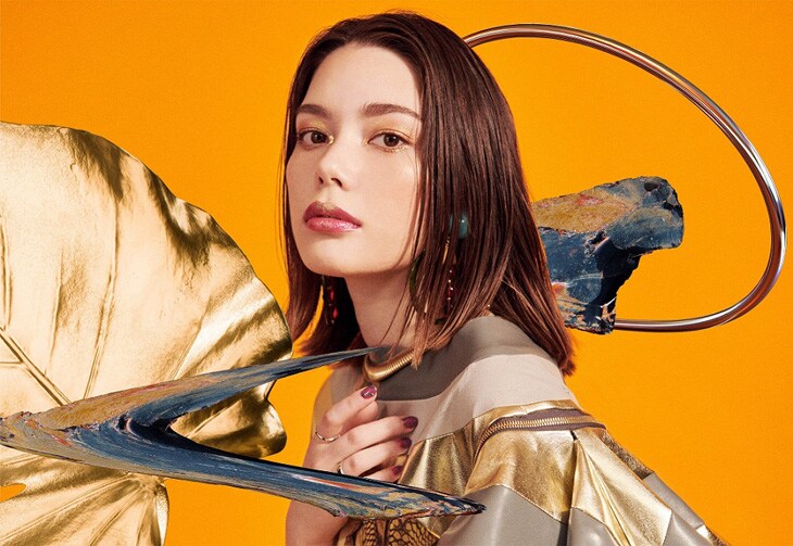 安田レイ、「ケンカツ」OP曲を太陽の光浴びながら熱唱