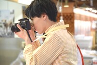 カメラを手に秋田市内を巡ったユースケ。