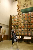 竿燈演技に挑戦するユースケ。