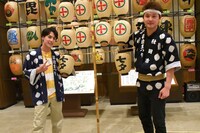 竿燈演技の名人（右）とユースケ（左）。