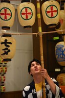 竿燈演技に挑戦するユースケ。