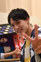 ピースするユースケ。