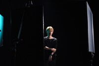 「VIBRIO VULNIFICUS」ミュージックビデオの撮影中の光村龍哉（Vo, G）。