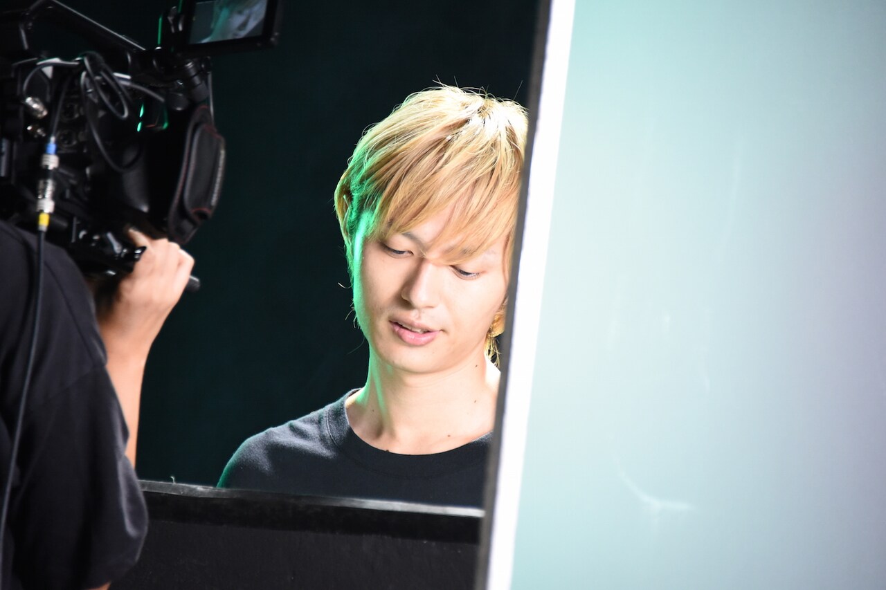 「VIBRIO VULNIFICUS」ミュージックビデオの撮影中の光村龍哉（Vo, G）。