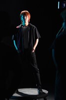 「VIBRIO VULNIFICUS」ミュージックビデオの撮影中の古村大介（G）の様子。