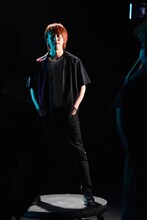 「VIBRIO VULNIFICUS」ミュージックビデオの撮影中の古村大介（G）の様子。