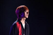 「VIBRIO VULNIFICUS」ミュージックビデオの撮影中の古村大介（G）の様子。