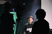 「VIBRIO VULNIFICUS」ミュージックビデオの撮影中の対馬祥太郎（Dr）。