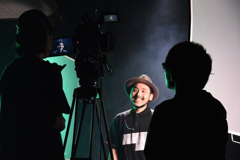 「VIBRIO VULNIFICUS」ミュージックビデオの撮影中の対馬祥太郎(Dr)。