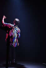 「VIBRIO VULNIFICUS」ミュージックビデオの撮影中の坂倉心悟（B）。