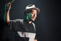 「VIBRIO VULNIFICUS」ミュージックビデオの撮影中の対馬祥太郎（Dr）。