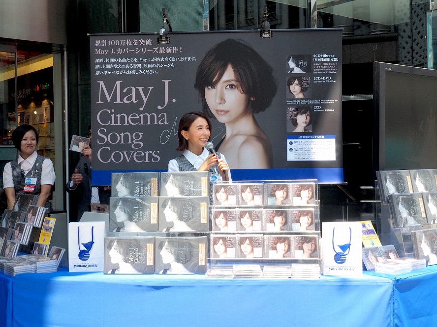 May J.の1日副店長業務の様子。