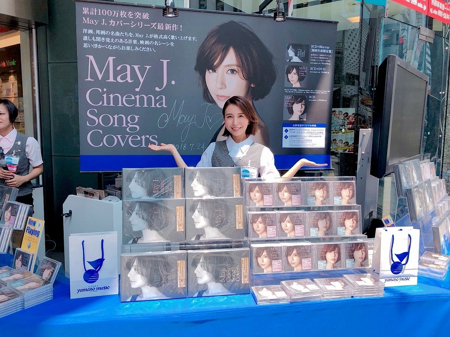 May J.の1日副店長業務の様子。