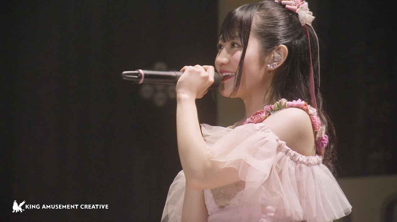 「かけがえのない瞬間」を歌う小倉唯。
