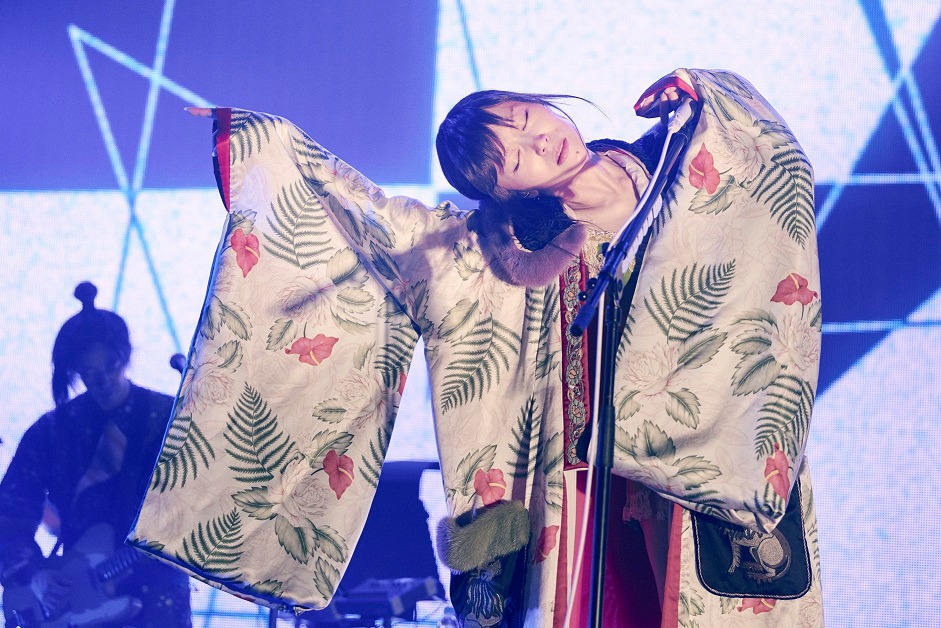 WOWOWライブ「椎名林檎ツアー『椎名林檎と彼奴等の居る真空地帯2018』」のワンシーン。