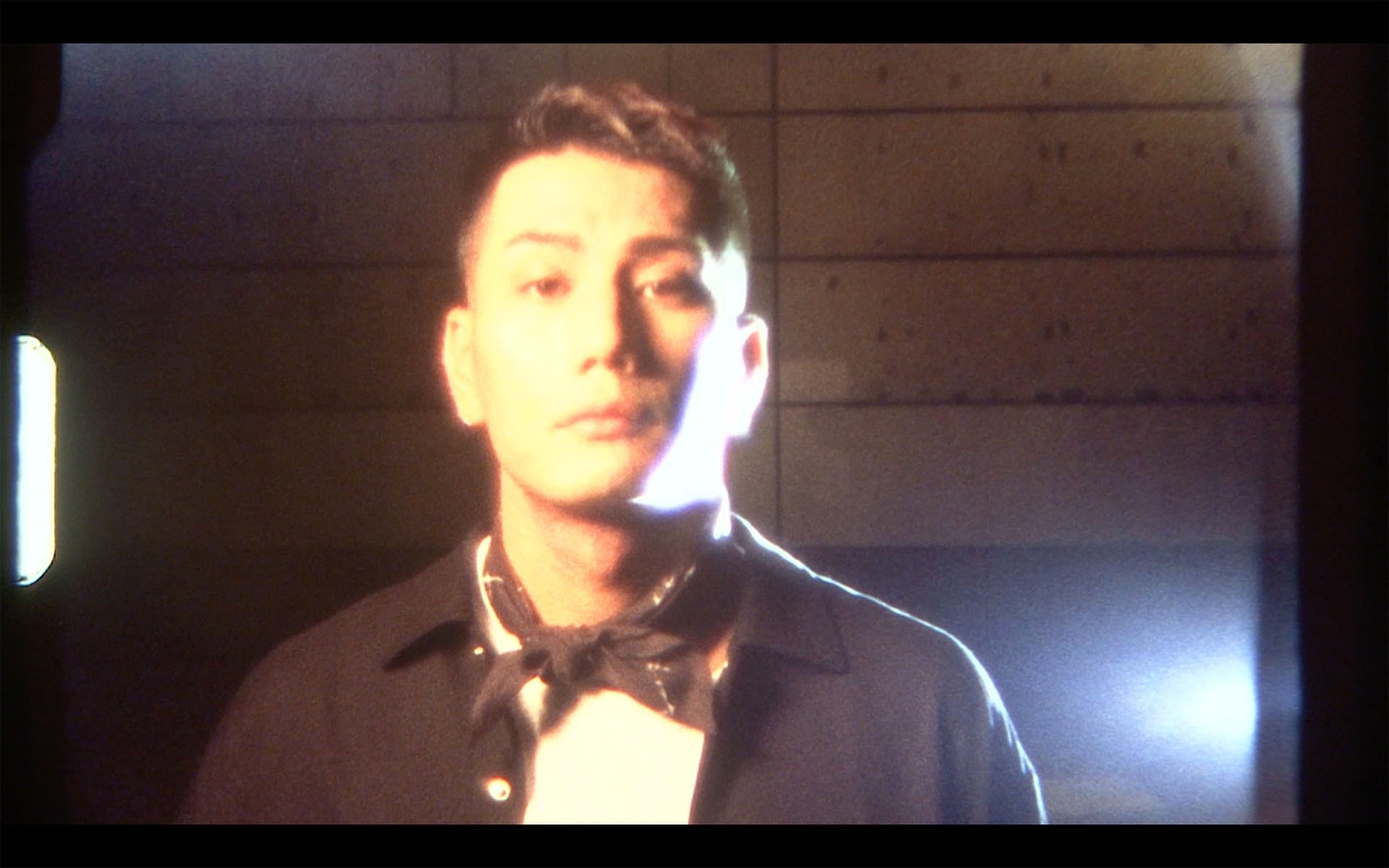 AKLO「Under the Cliff feat.JAY'ED」ミュージックビデオのワンシーン。