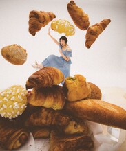 「欅坂46 PERFECT BOOK」より、パンに埋もれる渡辺梨加。