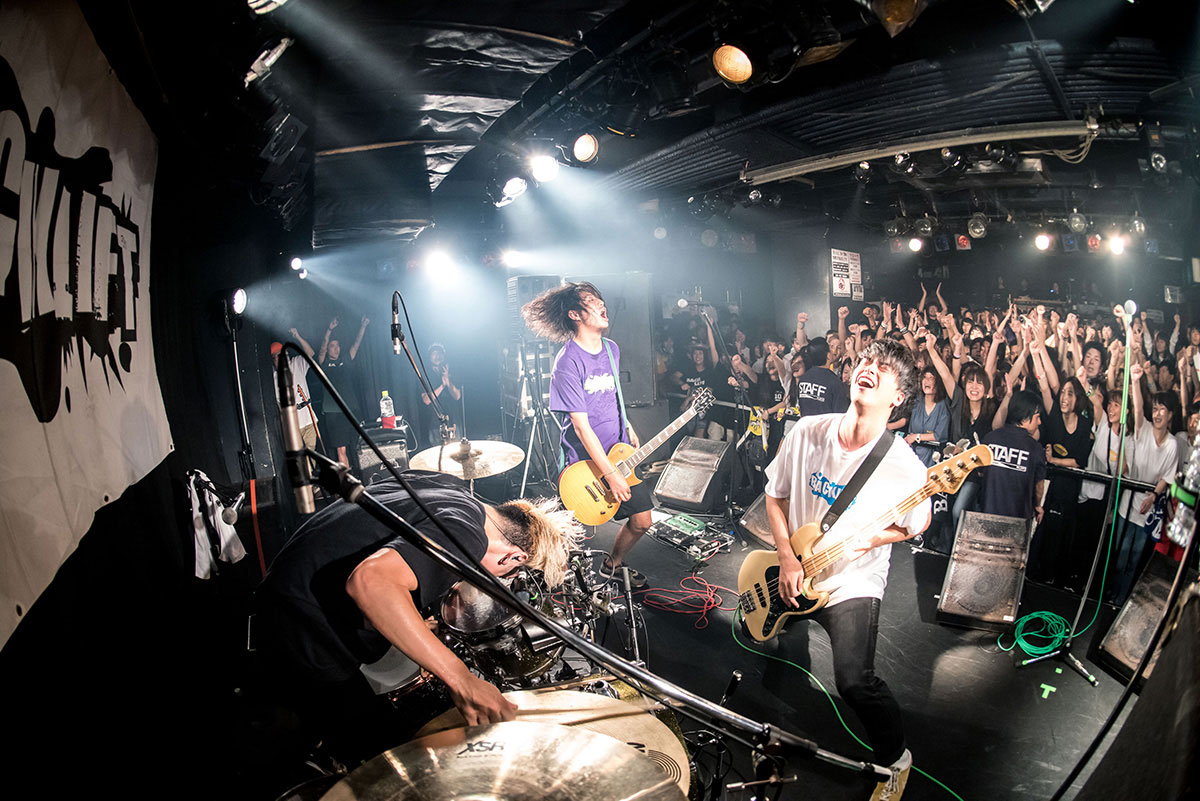 「BACK LIFT “祝10周年！FINAL!!～昇テンするまでテンションあげテン～”」愛知・APOLLO BASE公演の様子。（撮影：ヤオタケシ）