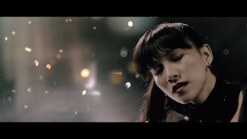 TULLY'S COFFEE新CM「Professional Qualityは進化する。」編のワンシーン。