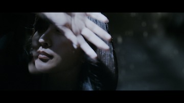 TULLY'S COFFEE新CM「Professional Qualityは進化する。」編のワンシーン。