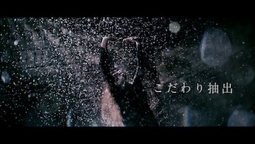 TULLY'S COFFEE新CM「Professional Qualityは進化する。」編のワンシーン。